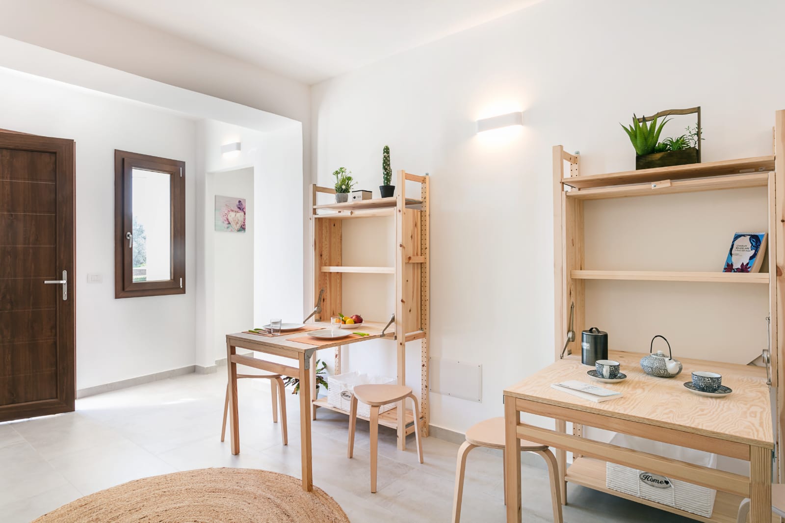 Secondo tavolo da pranzo con sedie nell'area comune